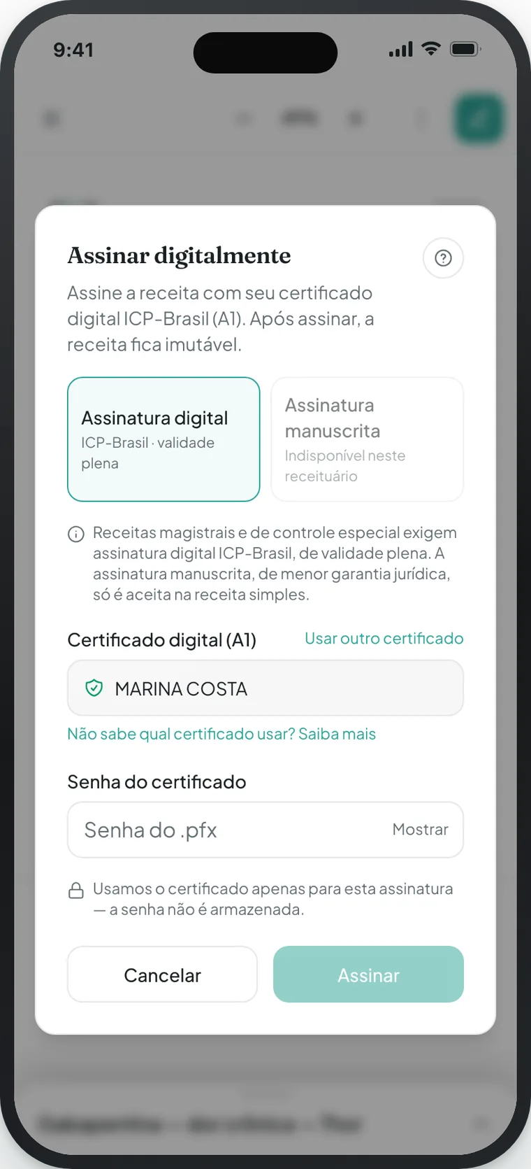 AllEars.Vet on an iPhone with the signing modal open, showing the choice between the ICP-Brasil digital signature and the handwritten one, and the certificate password field.